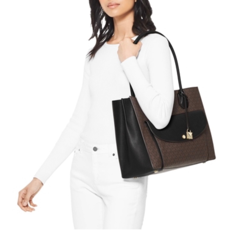 Michael Kors Mercer Signature Extra Large Pocket